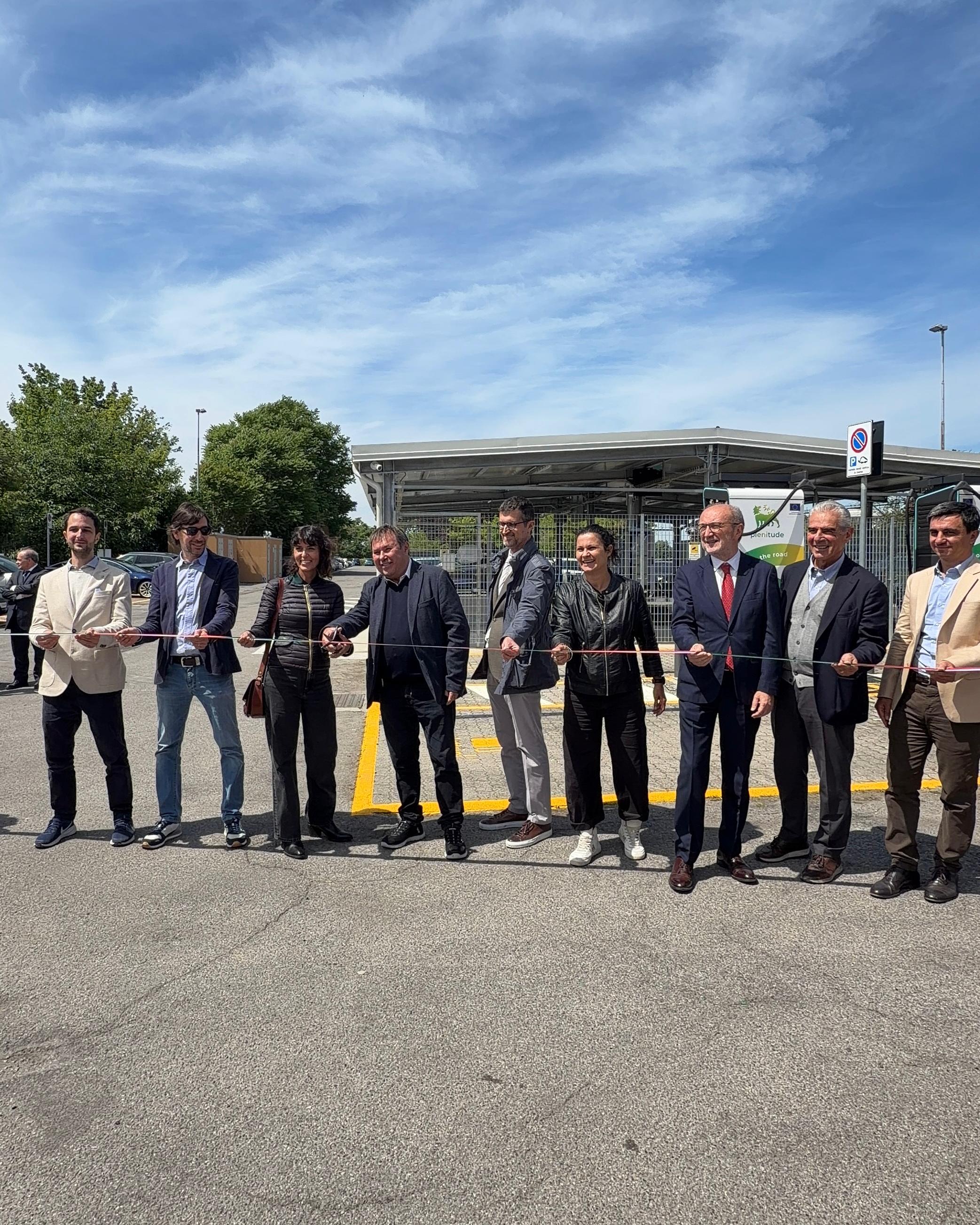 Taglio del nastro per la nuova bicistazione di Gessate