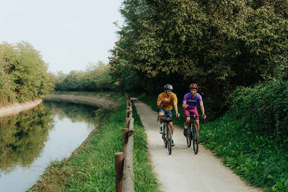 Ciclisti lungo un percorso fuori porta immerso nel verde