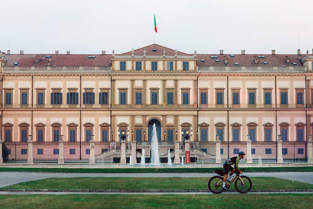 Ciclista davanti alla Villa Reale di Monza