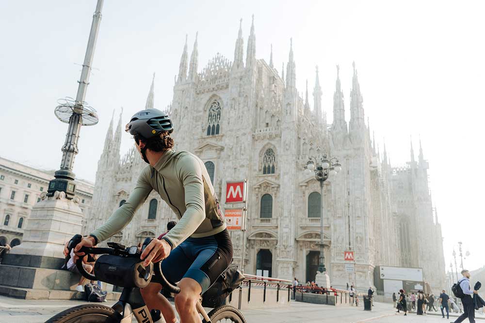 Ciclista davanti al Duomo di Milano